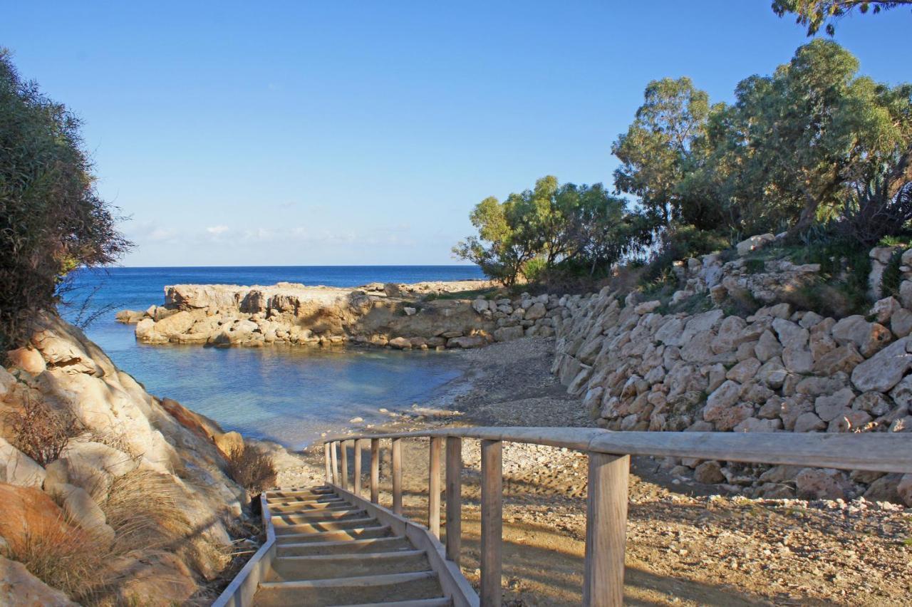 Lucile - Coralli Beachfront Apartment Paralimni Dış mekan fotoğraf