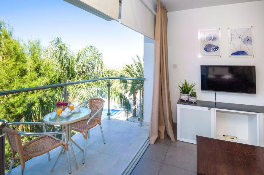 Lucile - Coralli Beachfront Apartment Paralimni Dış mekan fotoğraf