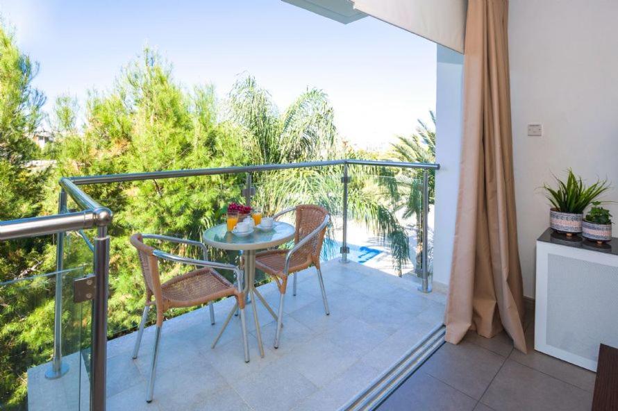Lucile - Coralli Beachfront Apartment Paralimni Dış mekan fotoğraf