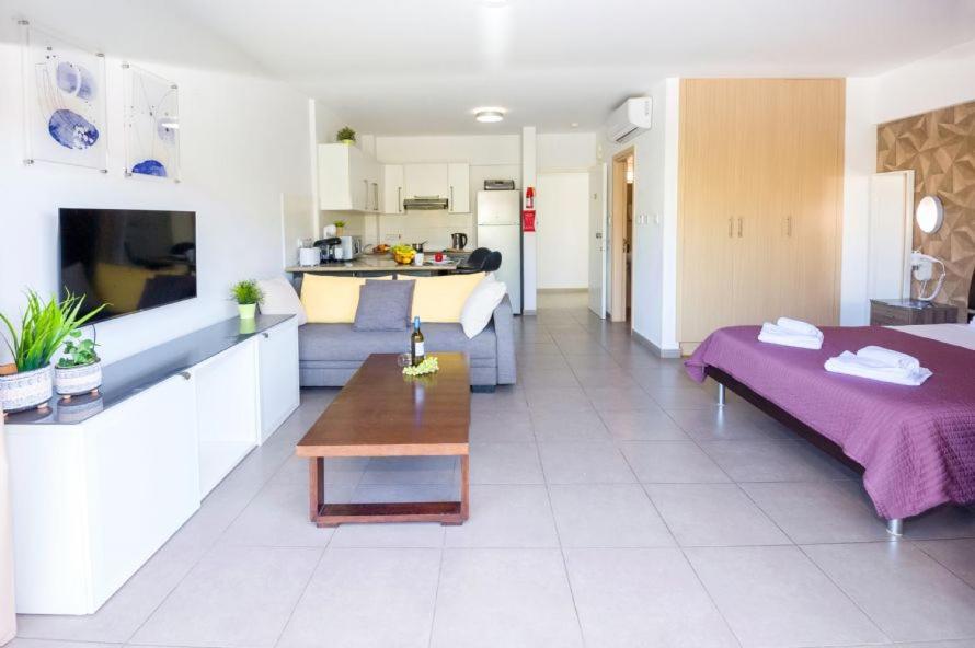 Lucile - Coralli Beachfront Apartment Paralimni Dış mekan fotoğraf