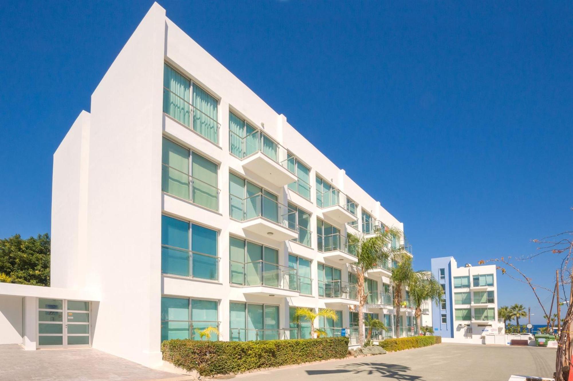 Lucile - Coralli Beachfront Apartment Paralimni Dış mekan fotoğraf