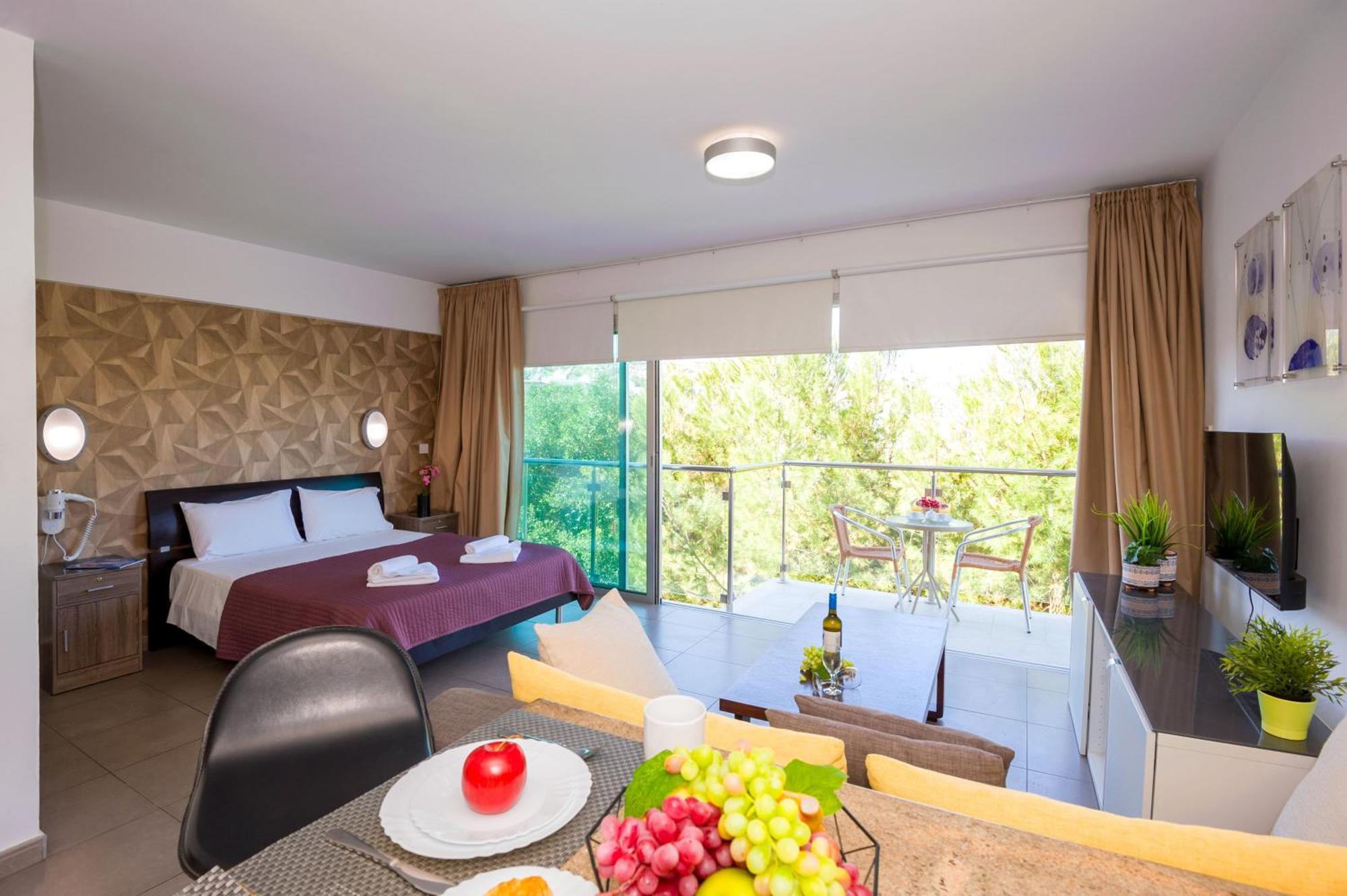Lucile - Coralli Beachfront Apartment Paralimni Dış mekan fotoğraf